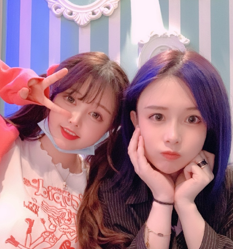 男孩子手上套橡皮筋是为了随时给女朋友扎头发,那"女装大佬"轩墨宝宝