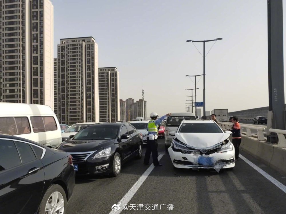 天津昆仑桥发生四车追尾事故