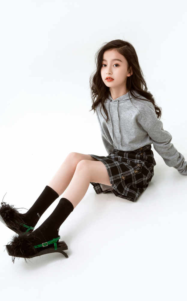 不愧是被全网禁止整容的童模,10岁挑战毛毛虫鞋,还能凹超模腿