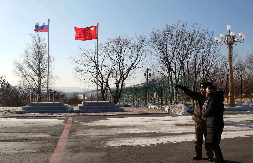 中俄边境,看看对面的俄罗斯,再回头看看中国一侧