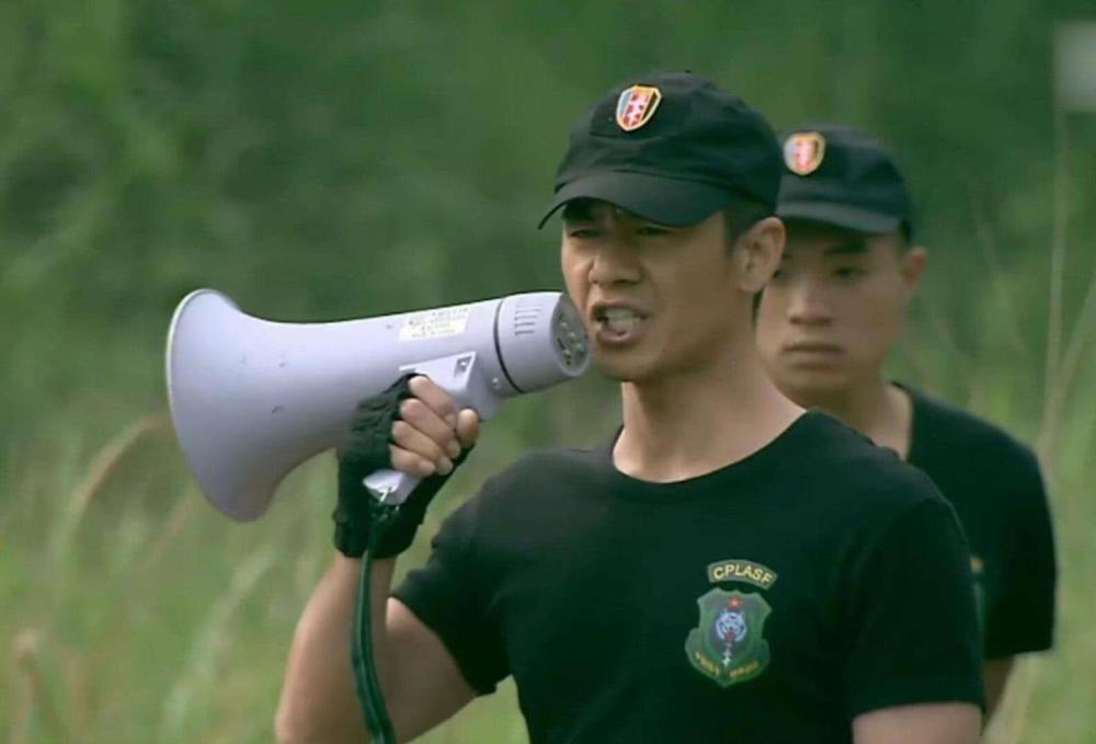 妻子朱荔莘也是一位优秀演员,毕业于中央戏剧学院,和我们大家都