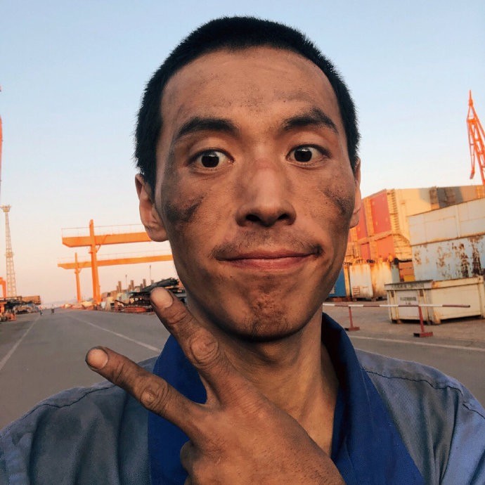 "希望每天挣300块"小伙走红:自称"底边后浪",已回厂复工