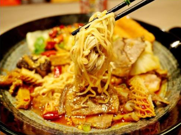 吃麻辣烫时,多拿这"3种美食",老板表面虽对你笑,心里却"气跳脚"