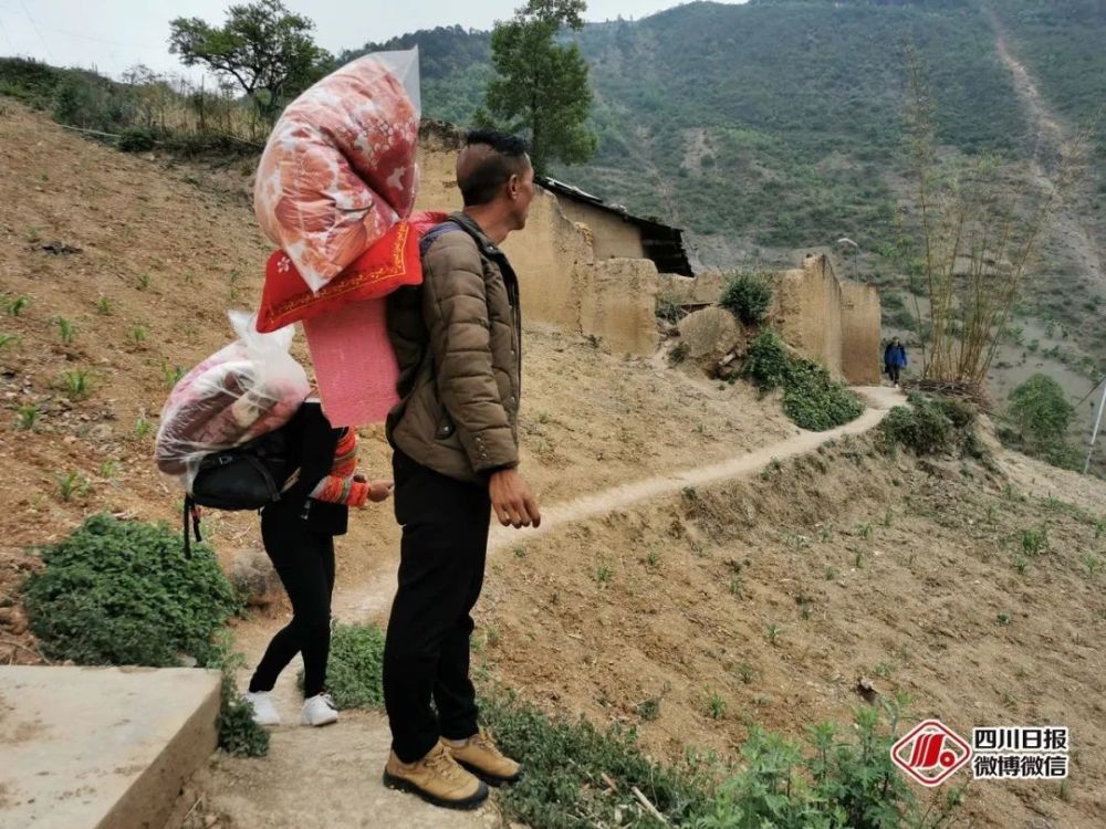 走下2556级钢梯,"悬崖村"村民集体搬新家!_腾讯新闻