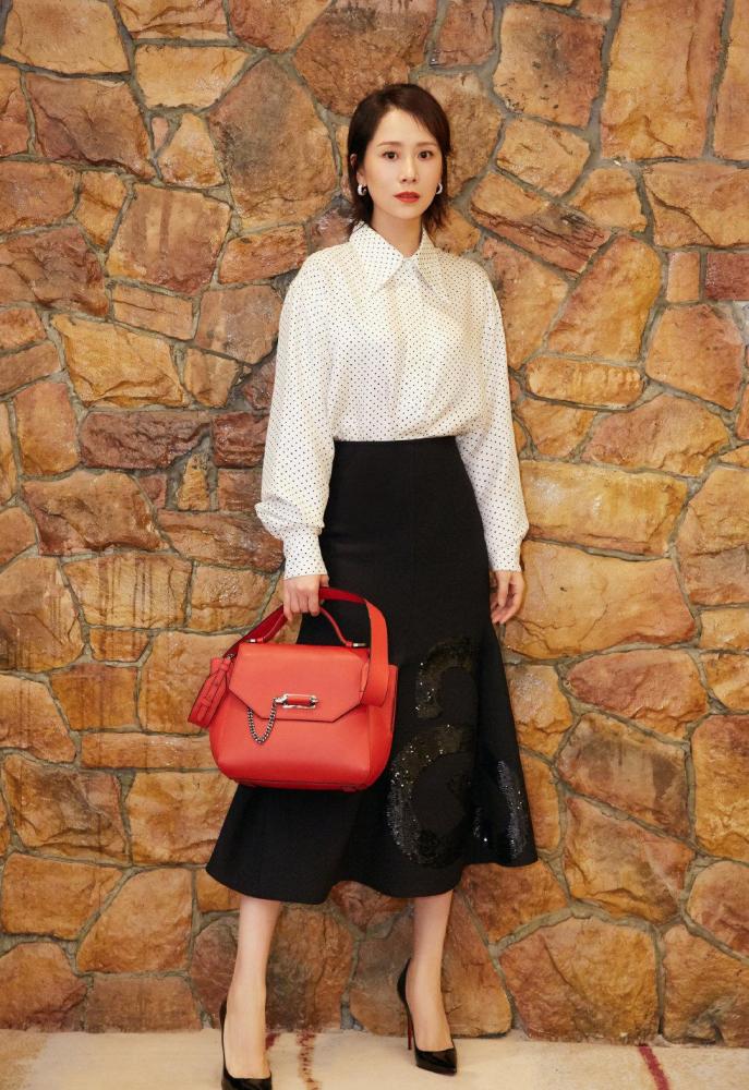 43岁海清真会穿,针织开衫搭牛仔裤玩转慵懒美韵,知性气息满溢