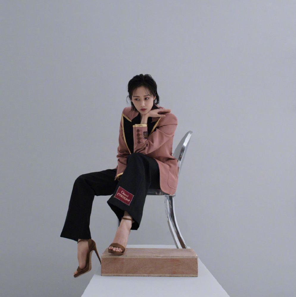 李纯的鞋怕有12厘米,穿得脚背都垂直了,配西装长裤霸气有型