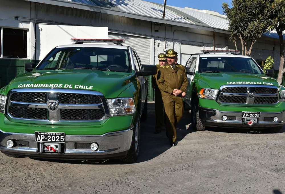 警察接到15岁少女的求助电话,救出她后得知她被囚禁了8个月
