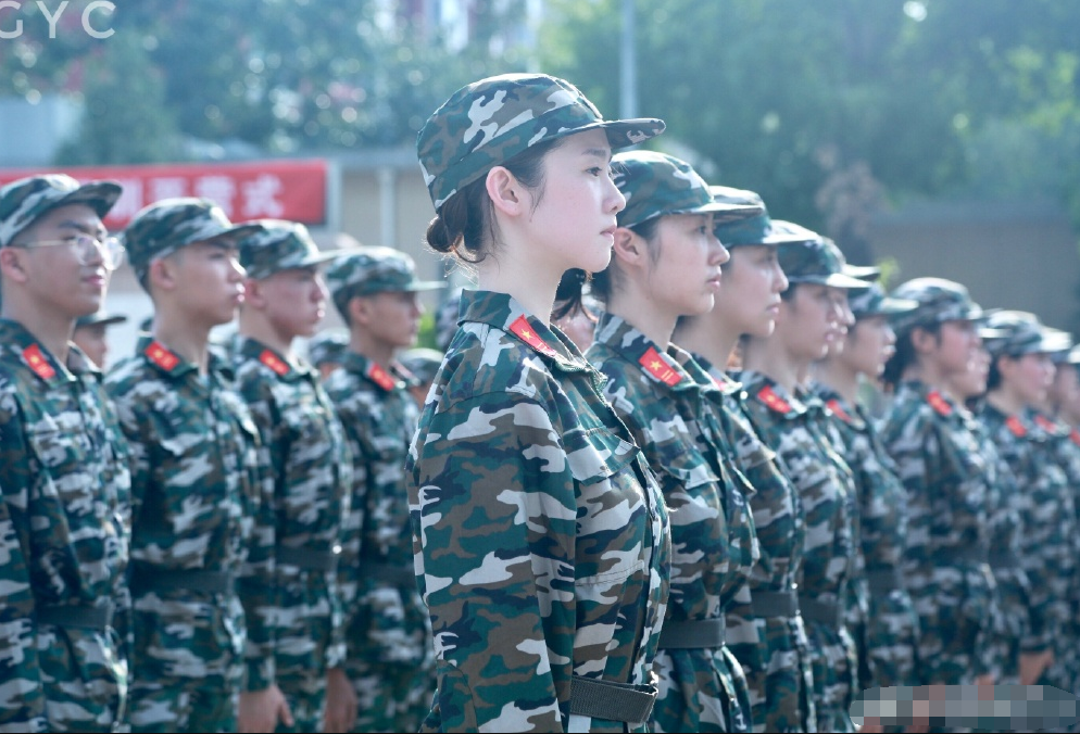 关晓彤站军姿,蒋依依站军姿,宋祖儿站军姿,看到张艺凡:不愧是团宠