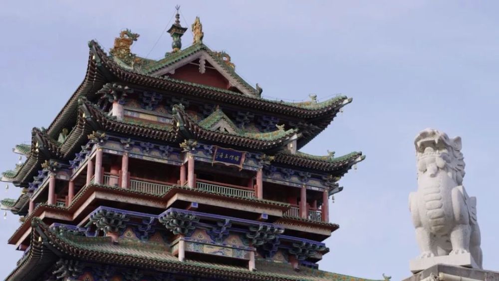 坐落于县城西部,修筑于明朝隆庆年间的护城楼,是偏关县的标志性建筑.