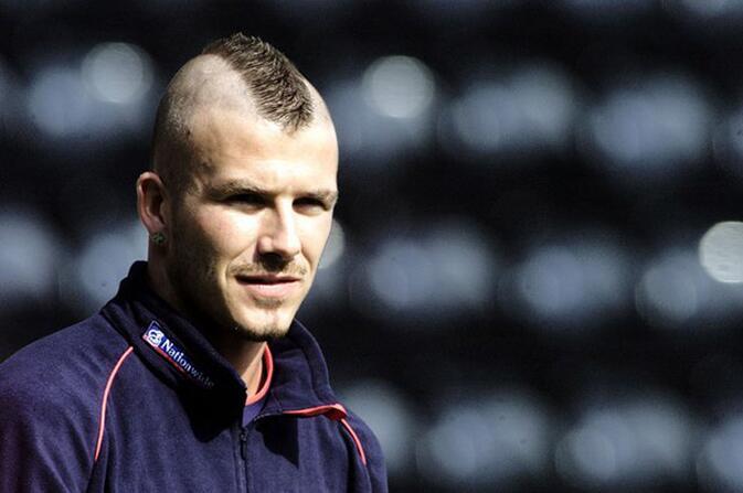 2002年的日韩世界杯,贝克汉姆以改良型的莫西干头——"鸡冠头"造型