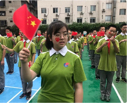 宋馨懿在12年前的地震中,什邡姑娘钟杨思秋不幸失去了双亲,让彼时才15