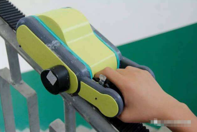 中国安徽13岁少年,发明"爬楼神器"一口气上5楼,获国际金奖