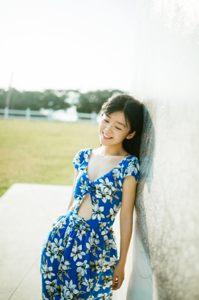 宋伊人真会穿一件蓝色印花连衣裙呈现出满满时尚感少女感十足