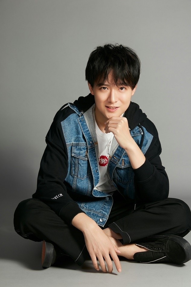 日前,演员傅方俊一组最新写真曝光,牛仔拼接外套内搭白色t恤,整体look