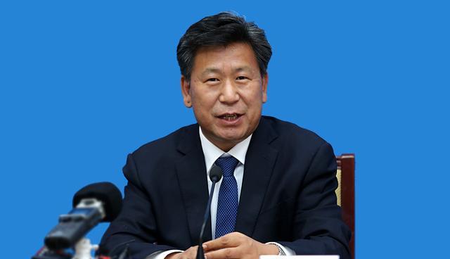 王司长的话非常明确,开学后可以不戴口罩,但必须符合条件下不戴;同时