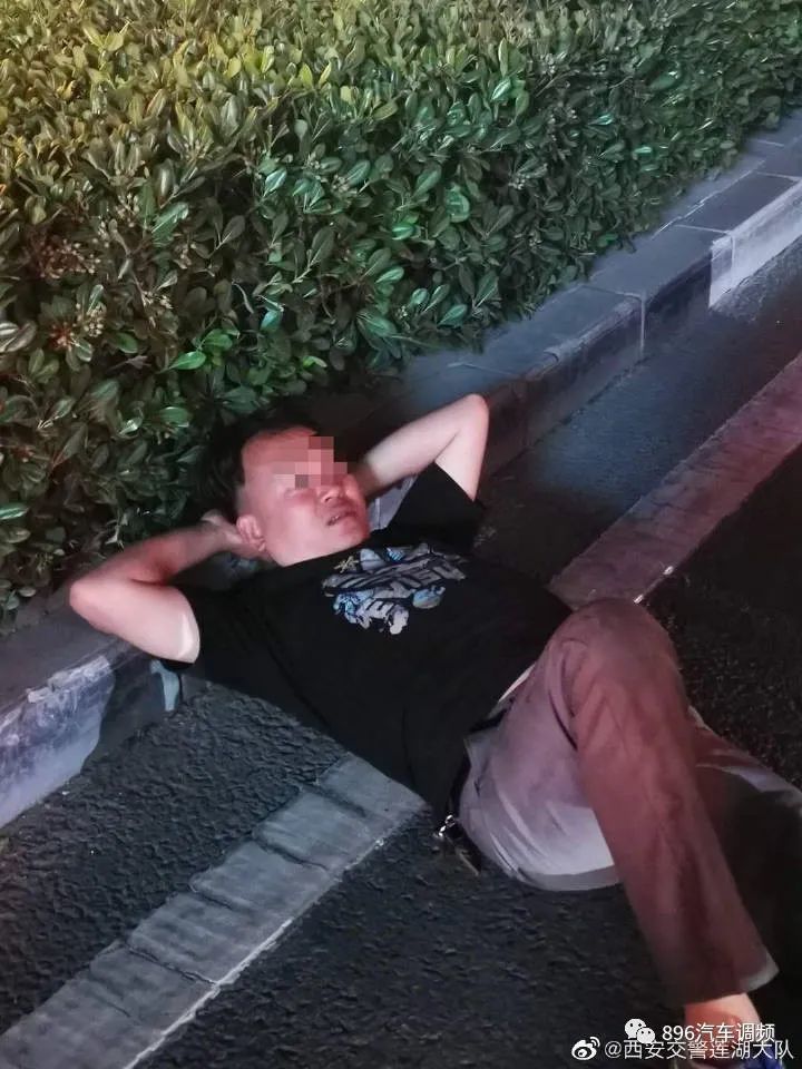 昨天,西安一男子早中晚3次躺倒在钟楼盘道机动车道内