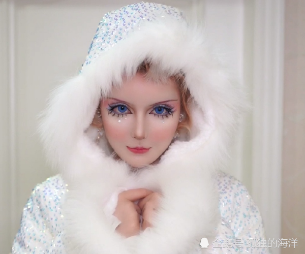 还记得"人间芭比"迪丽拉吗?如今剪短发穿西装,风格大变不如从前