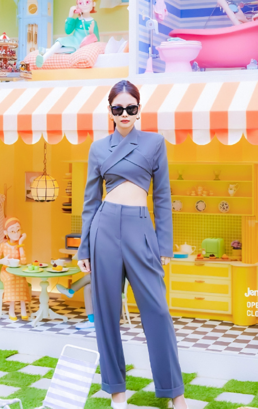 西装还能这样穿?jennie穿"捆绑西装",全身只靠一颗纽扣撑着