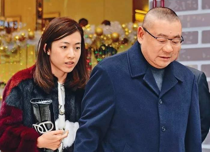 66岁刘銮雄花3亿换肾,37岁妻子为他生三胎,直接送了24套房子