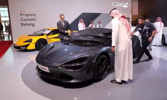 迪拜王子开9位数超跑,打开车门网友乐了:有钱人就这审美