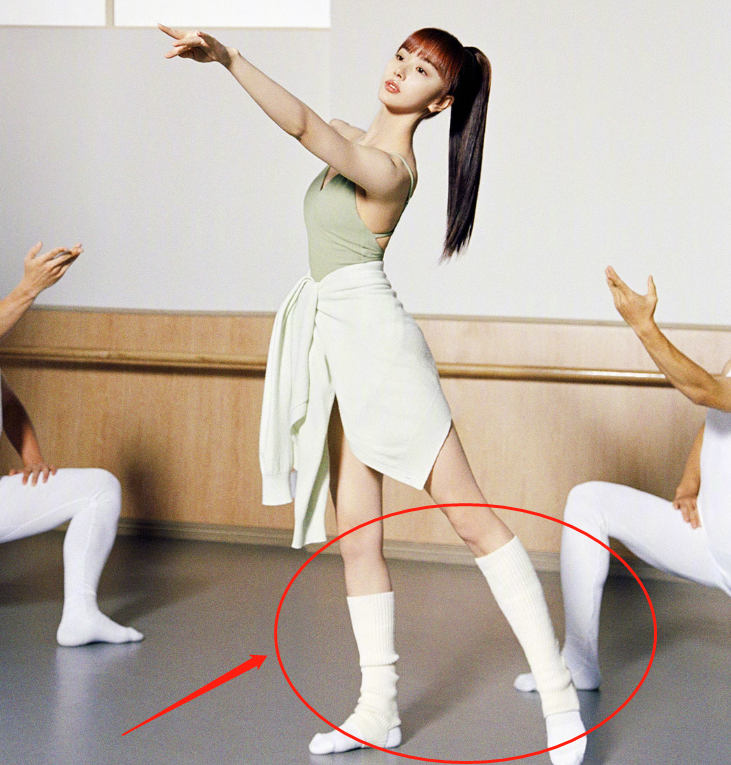 《青春有你2》集体拍大片,大家都穿着白色袜子,虞书欣却偏偏不一样