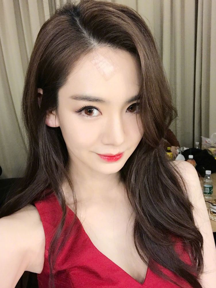 整容|从不立“人设”的她，主动承认整容不给打脸机会，网友：活该你火