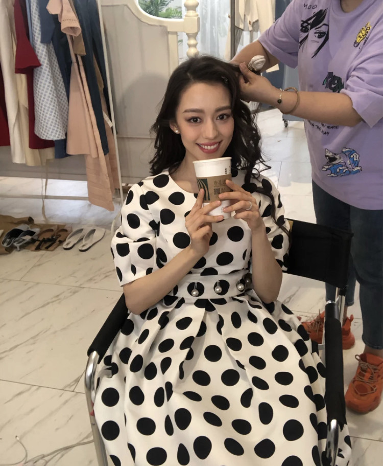 吉娜再穿宽松波点裙出镜,满脸甜笑卖萌比心,手指婚戒抢镜十足