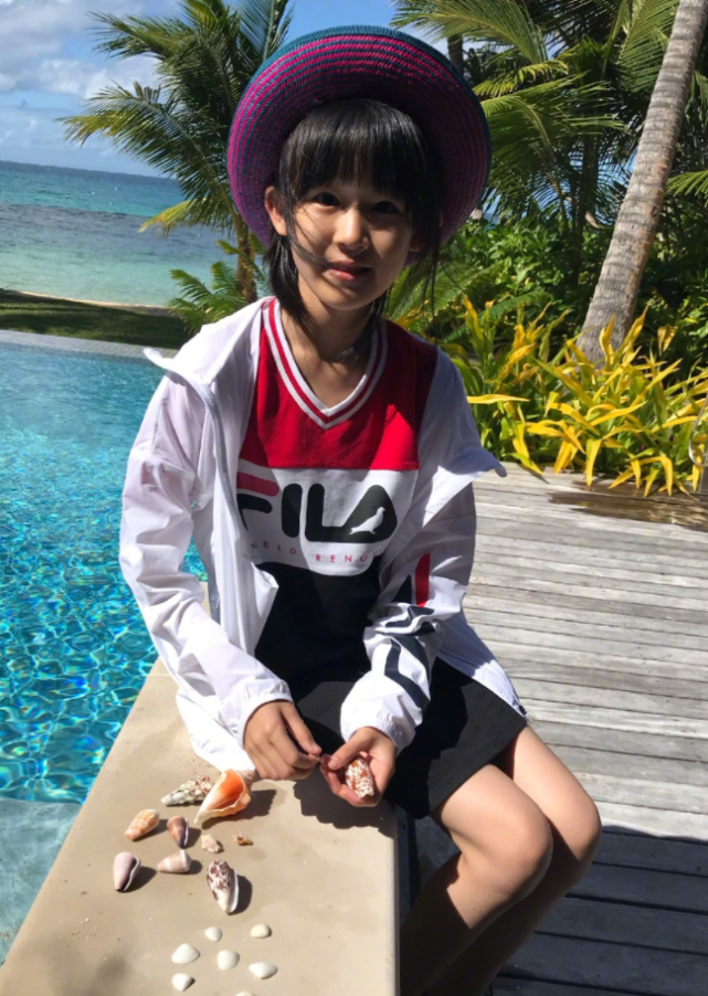 陆毅大女儿才叫"失控式"长大,看她穿上马丁靴的腿,哪像11岁