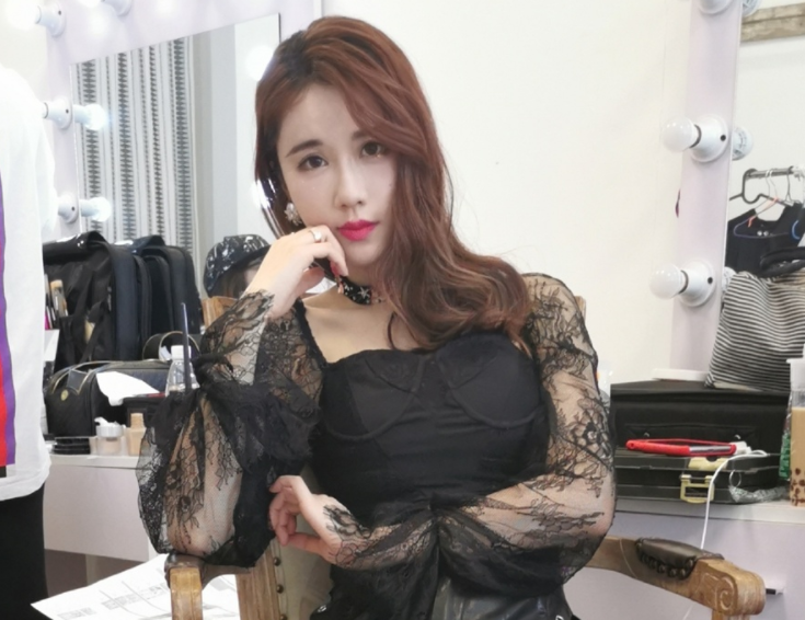 轩子巨2兔被虎牙锁人气,发文吐槽:直播间搜不到,工资也很久没发