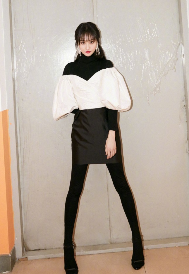 郑爽终于对"白丝芭蕾装"下手了,当她踮起脚尖,这腿认真的?