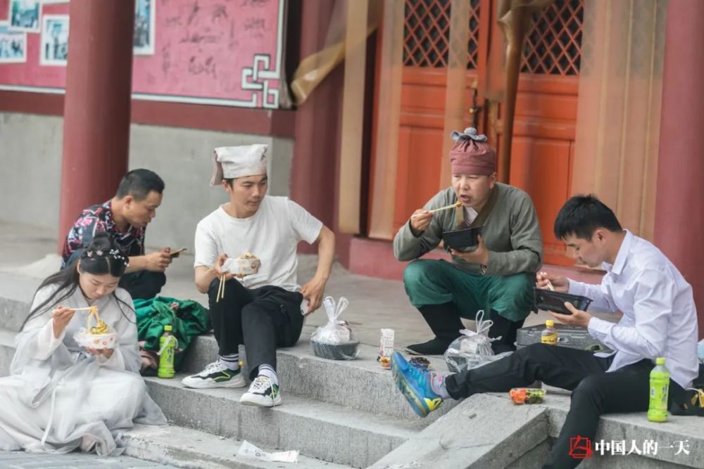 横店复工后,无戏可拍群演过剩,副导演自救拍段子为生