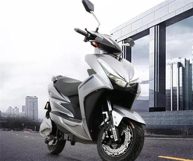 在外观造型上,小刀电动车98k的整体设计还是颇具个性的,锐利的前脸