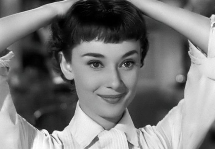 玛丽莲梦露,金发红唇就是她的代表,美人痣是她的标志,她的五官轮廓是