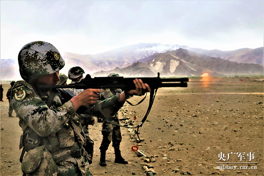 实弹射击,高原上演昼夜交响曲