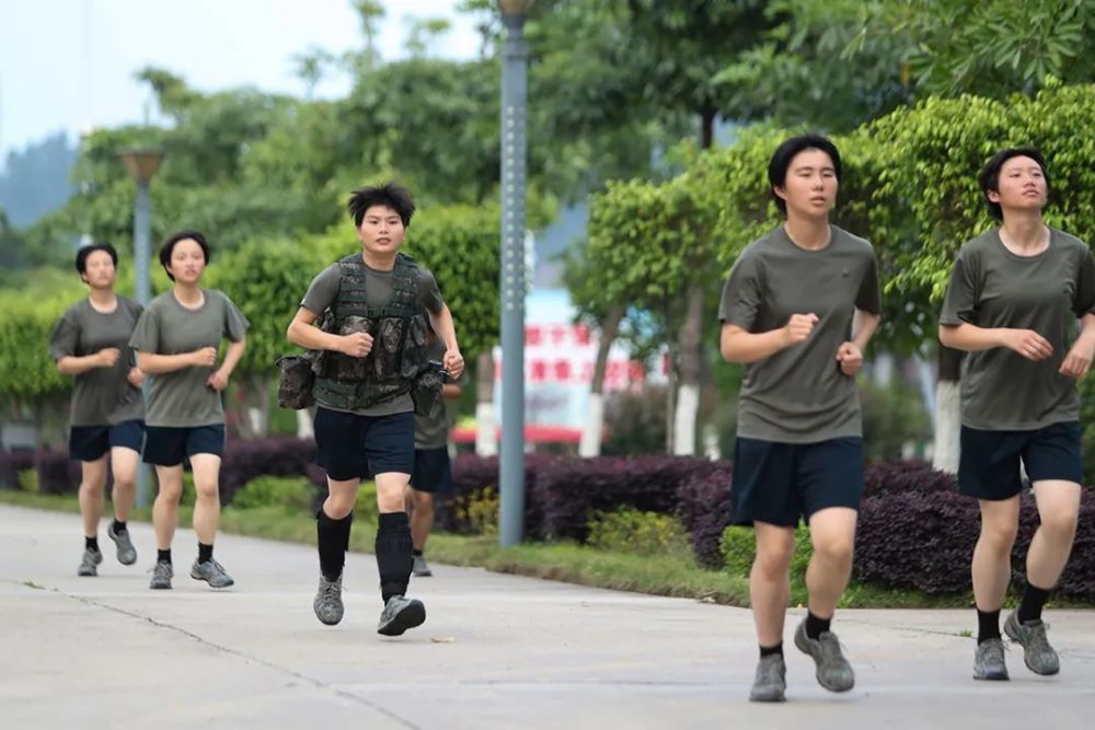 女兵曲臂悬垂图片