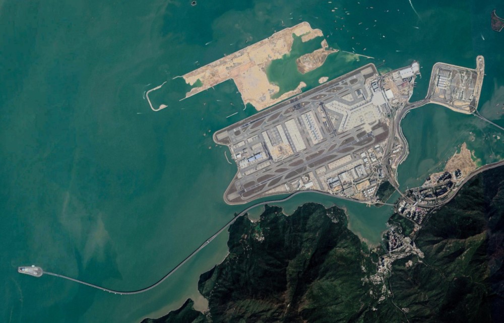 图-东人工岛和香港国际机场俯瞰图港珠澳大桥人工岛的建造还要受到