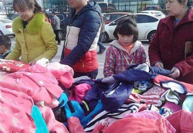 你会在地摊上花20块钱给孩子买衣服穿吗?宝妈们的回答很现实