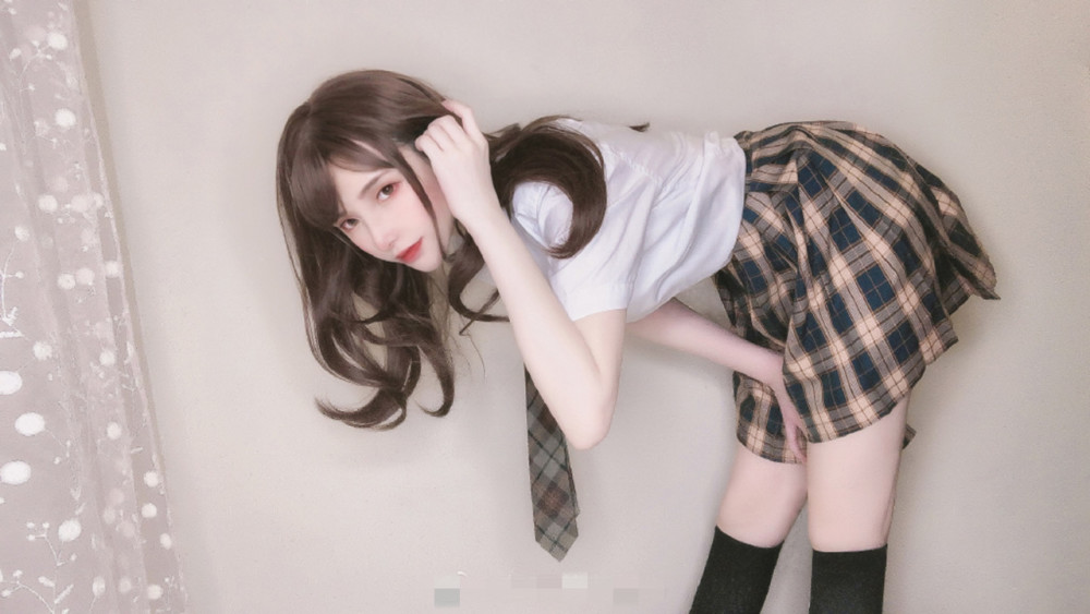 超越腐团儿斗鱼魔王首次cos学生制服装筷子腿美哭百万网友