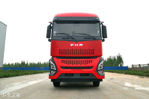 全新外观超高配置一汽凌河沪尊s200牵引车武装到牙齿