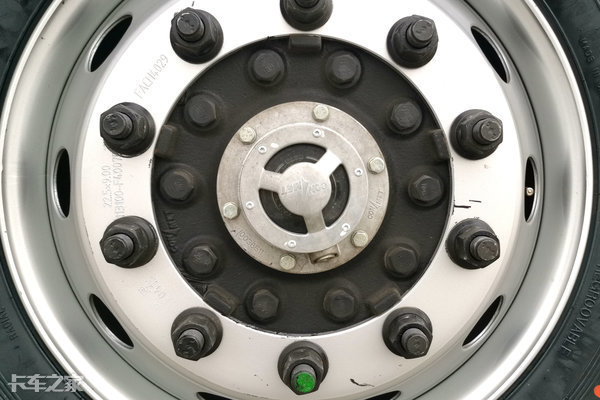 全新外观,超高配置,一汽凌河沪尊s200牵引车武装到牙齿