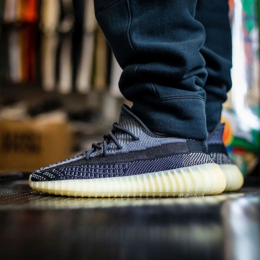 配色以不同深浅的黑灰色调编织了整个球鞋的表面,还贴心的搭配上芝麻