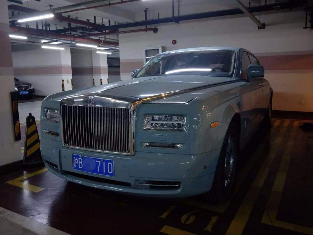 魔都之子豪车无数2000万跑车报废路边淡定玩手机