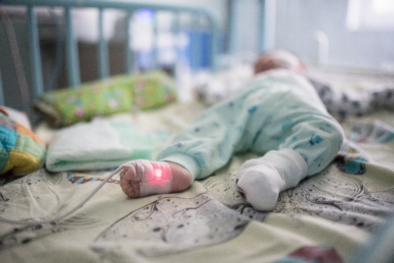 5月8日,在俄罗斯莫斯科一所收治新冠儿童患者的医院,一名婴儿躺在重症