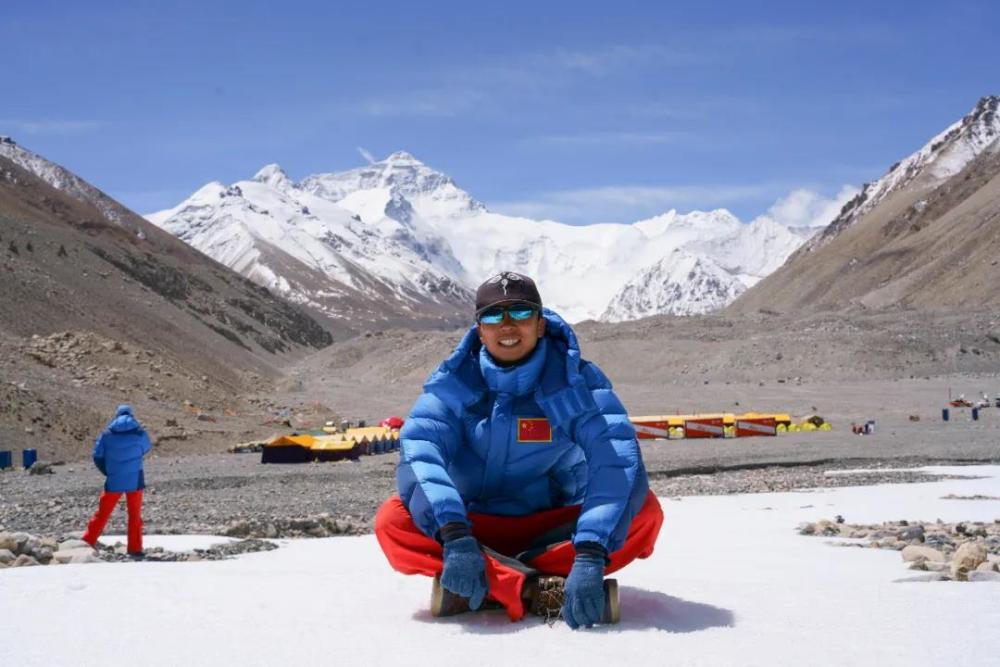 于是中国登山队队员们就肩负起了重要责任,除了守在大本营的次落,还有