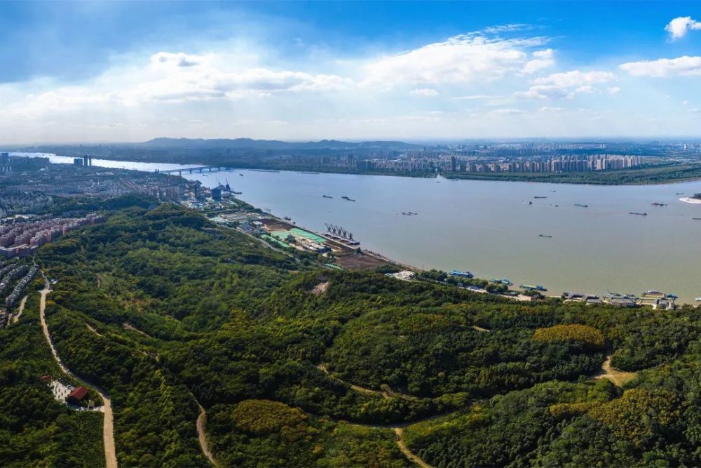 在江風和綠意之中 一路經過永濟大道綠道, 燕子磯公園,長江觀音景區