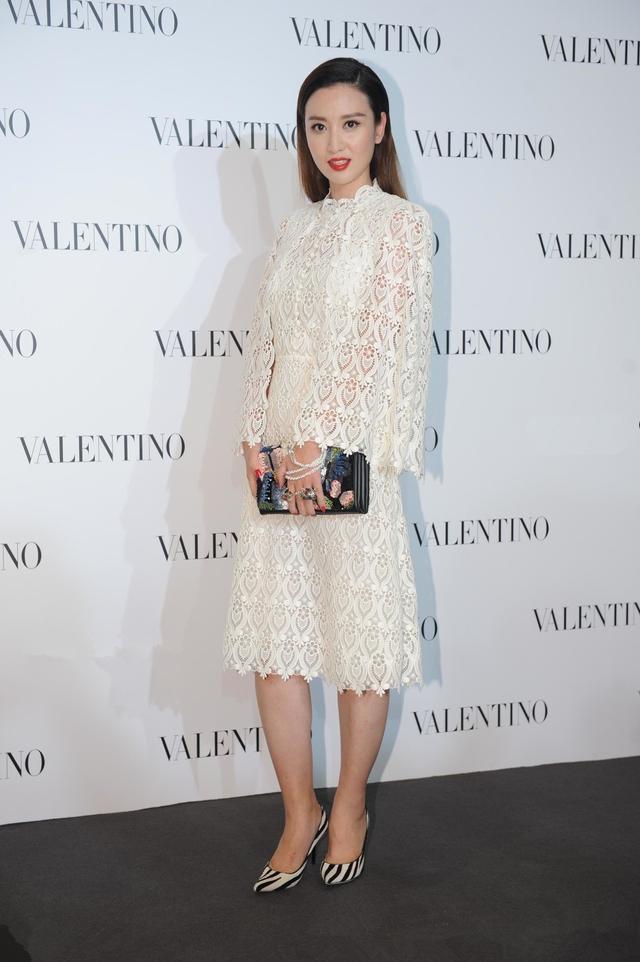 张萌带火了一种穿法叫露脐装 老爹裤,显瘦又前卫,时髦精都在穿