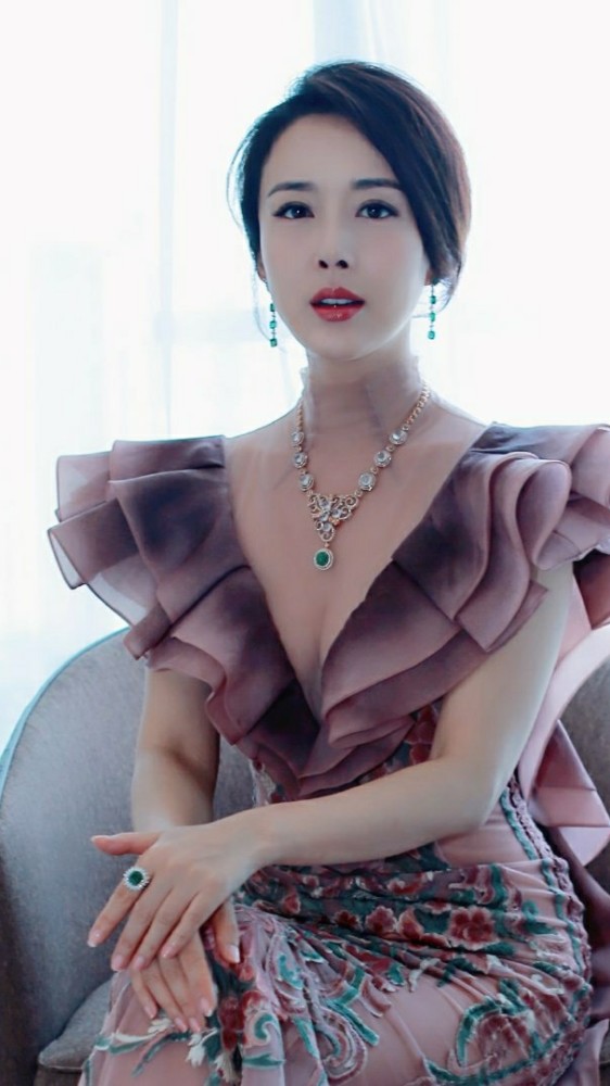 明星壁纸:质傲清霜色,香含秋露华——颜丹晨