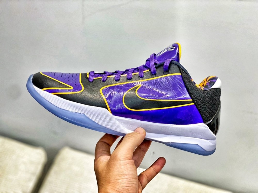 科比篮球鞋五代湖人限定紫金配色开箱