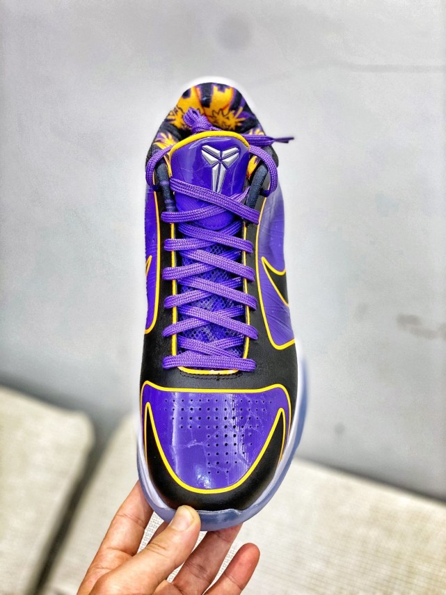 科比篮球鞋五代湖人限定紫金配色开箱