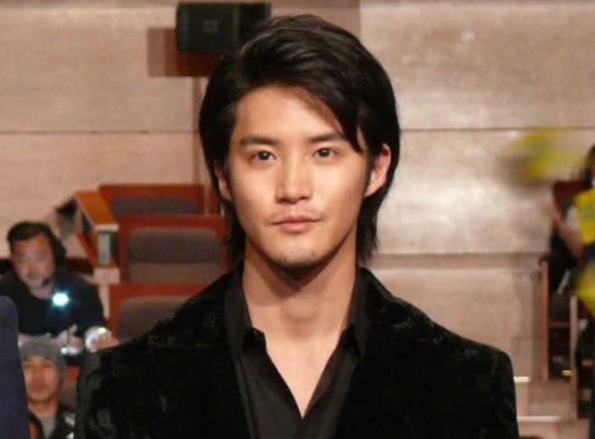 假面骑士:法爷久违晒自拍,平头形象瞩目,竟没有骑士粉认出他!